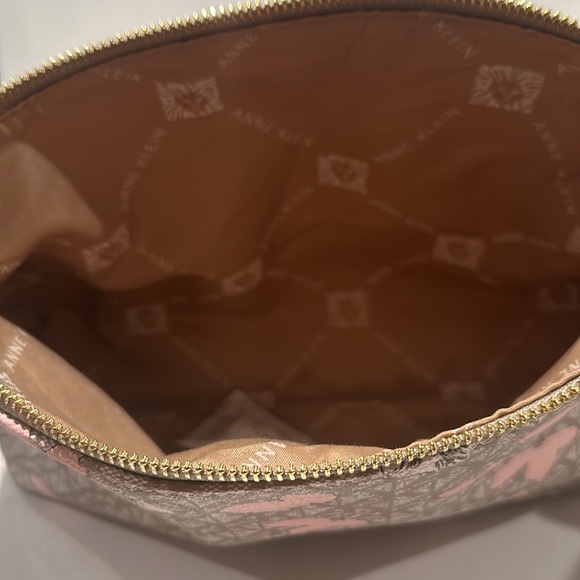 🌸🌸🌸Anne Klein Large Rose Cosmetic Pouch with wristlet and zipper closure. - Picture 5 of 5